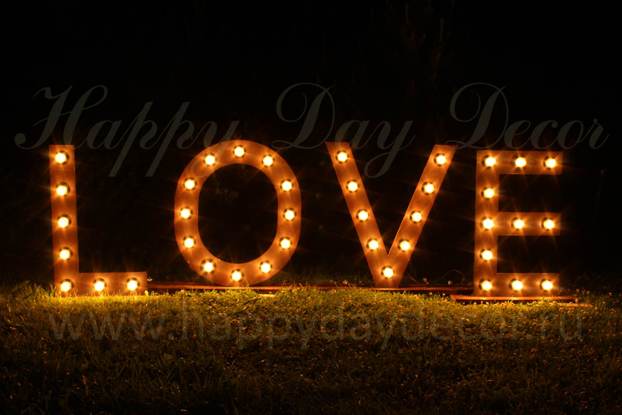 LOVE - светящаяся надпись из букв с лампочками