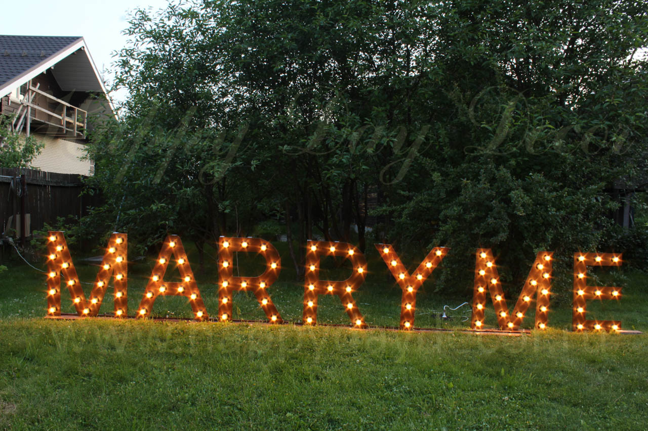 Merry Me - светящаяся надпись из букв с лампочками