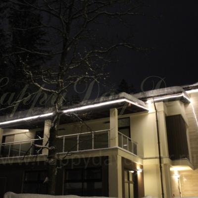 Подсветка фасада загородного дома светодиодным дюралайтом