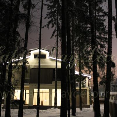 Подсветка фасада загородного дома светодиодным дюралайтом