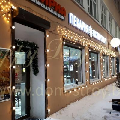 Подсветка фасада кафе ОсПироги в ретро стиле